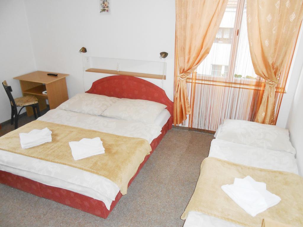 White Rabbit Hall Hotel Podebrady Room photo
