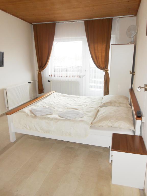 White Rabbit Hall Hotel Podebrady Room photo